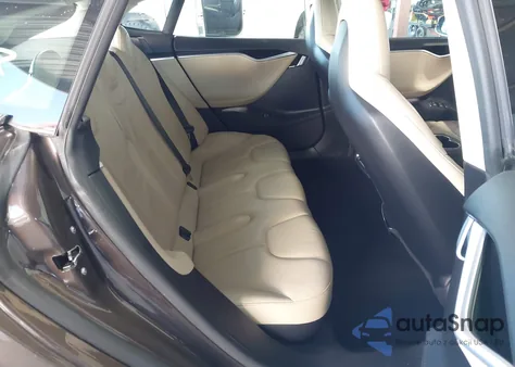 2013 Tesla Model S z USA, uszkodzony, nr VIN 5YJSA1DN6DFP06074